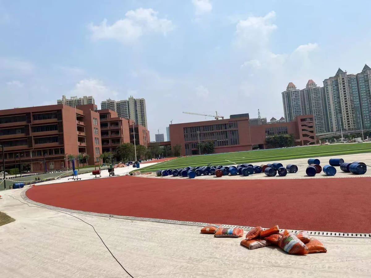 EPDM surface layer installation for a running track application